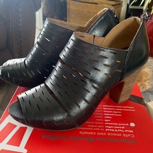 Size 8 Black 3.5 heel boot shoes leather Clark’s zipper